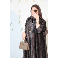 عباية مخمل بنقوش هندسية