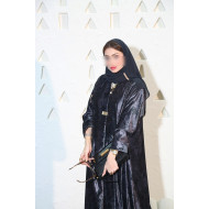 عباية مخمل رمادي فاحم مائل للموڤ بنقوش هندسية