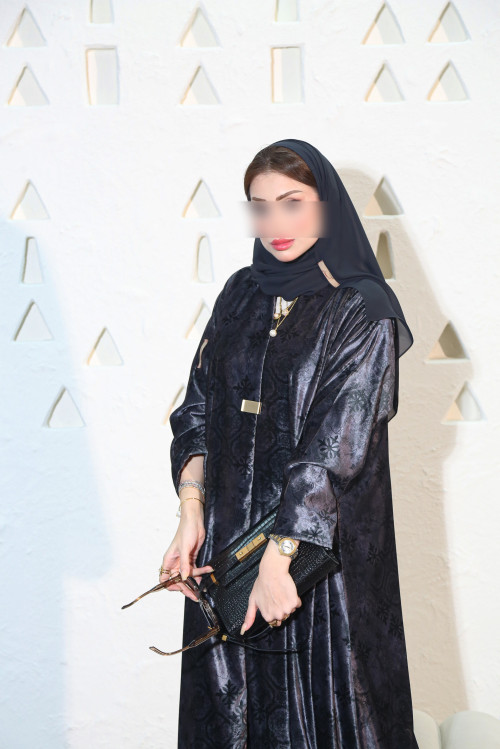 عباية مخمل رمادي فاحم مائل للموڤ بنقوش هندسية