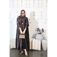 عباية مخمل بنقوش هندسية