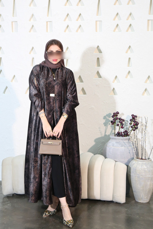 عباية مخمل بنقوش هندسية