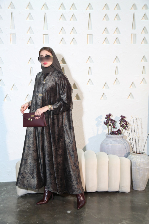 عباية مخمل زيتيه بنقوش هندسية