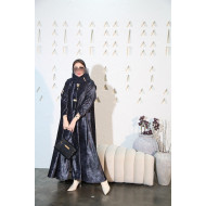 عباية مخمل رمادي فاحم مائل للموڤ بنقوش هندسية