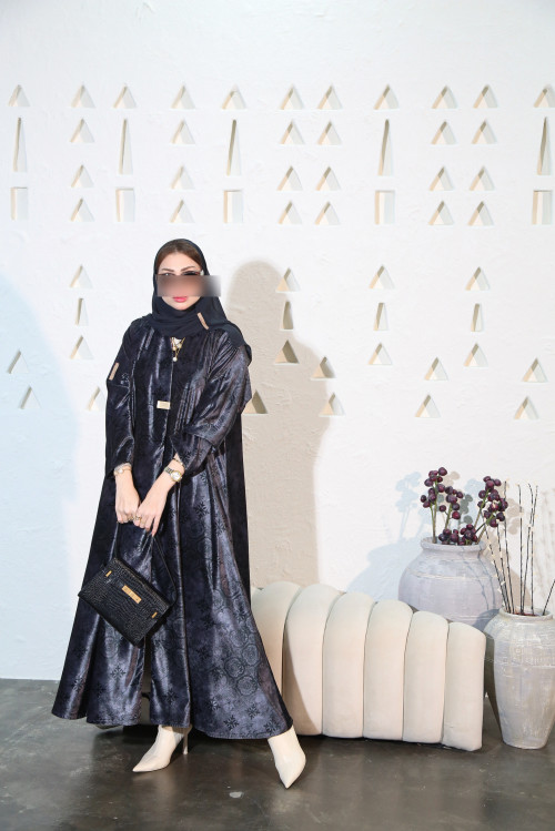 عباية مخمل رمادي فاحم مائل للموڤ بنقوش هندسية