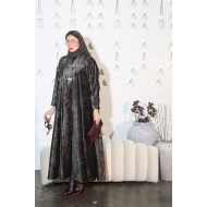 عباية مخمل زيتيه بنقوش هندسية