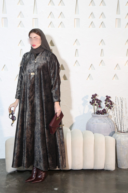 عباية مخمل زيتيه بنقوش هندسية