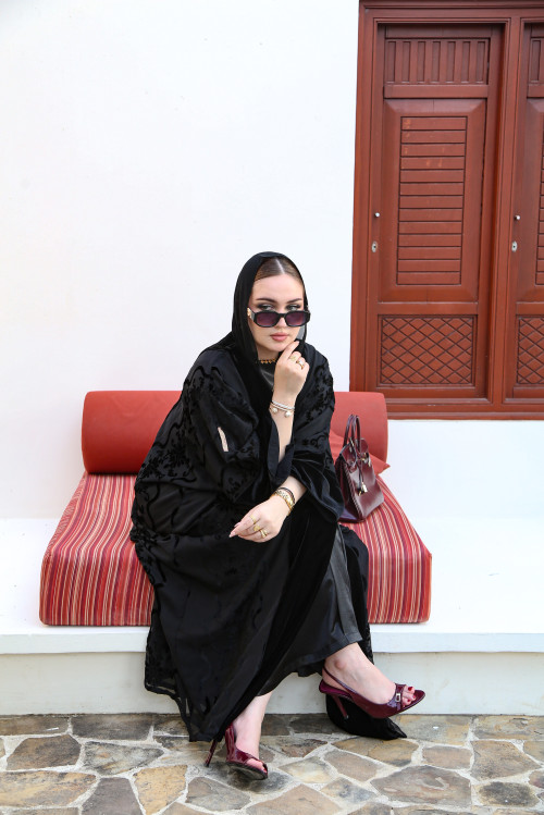 عباية دمج المخمل مع الشيفون