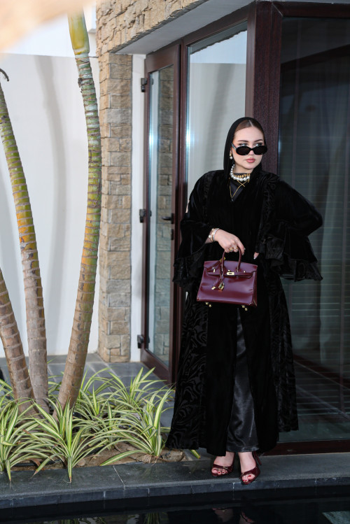 عباية المخمل بأكمام امبريلا