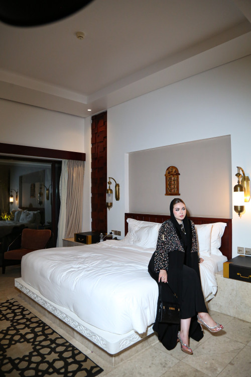 عباية مخملية مخروزة