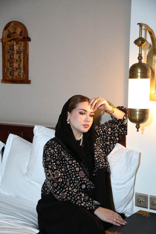 عباية مخملية مخروزة