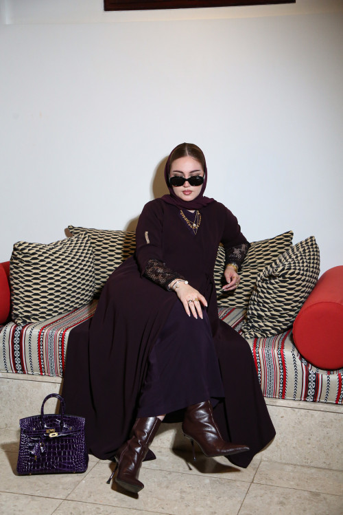 عباية باذنجاني بأكمام مميزة