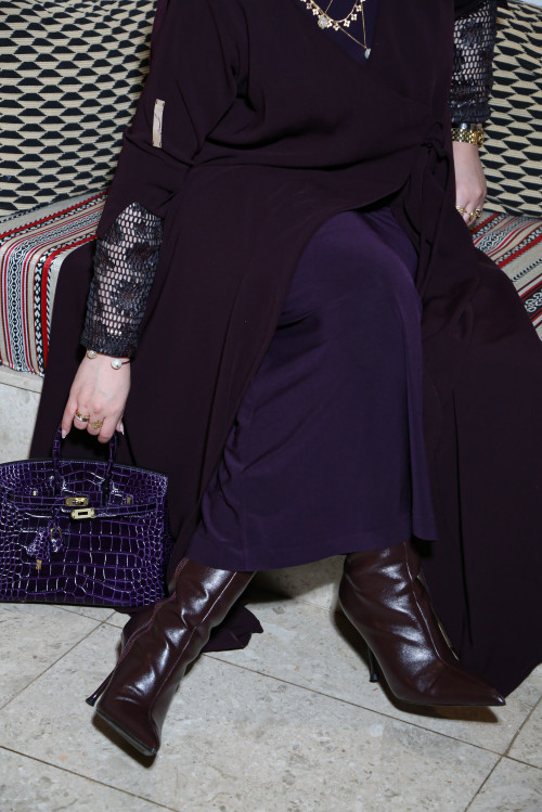 عباية باذنجاني بأكمام مميزة