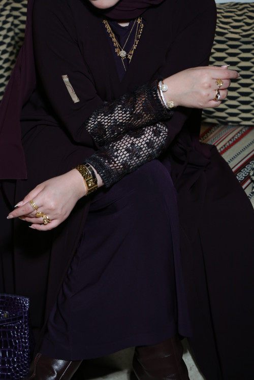 عباية باذنجاني بأكمام مميزة