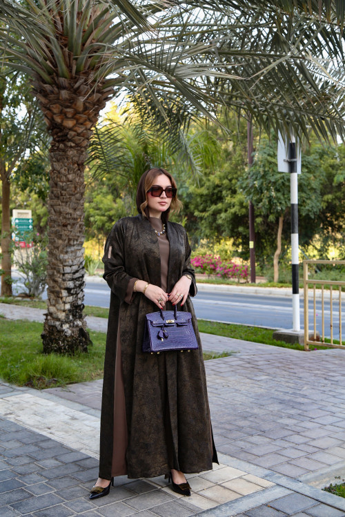 عباية جاكارد فاخرة باللون الزيتي