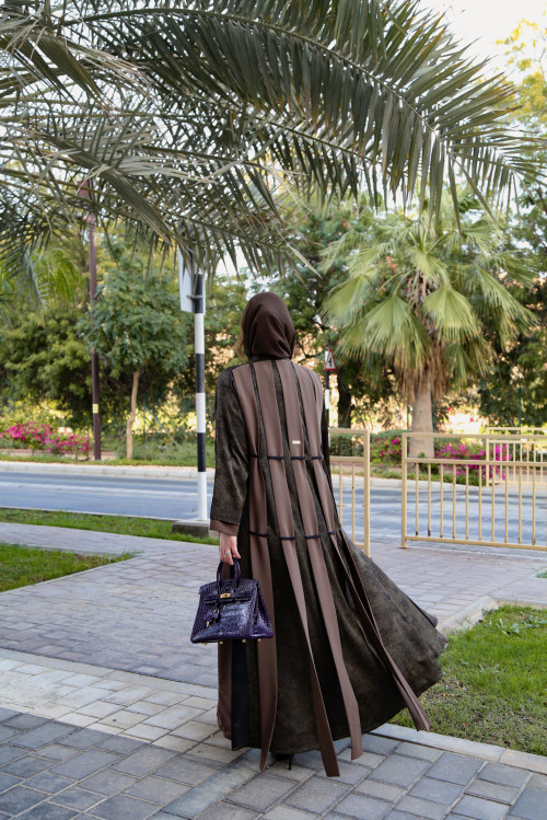 عباية جاكارد فاخرة باللون الزيتي