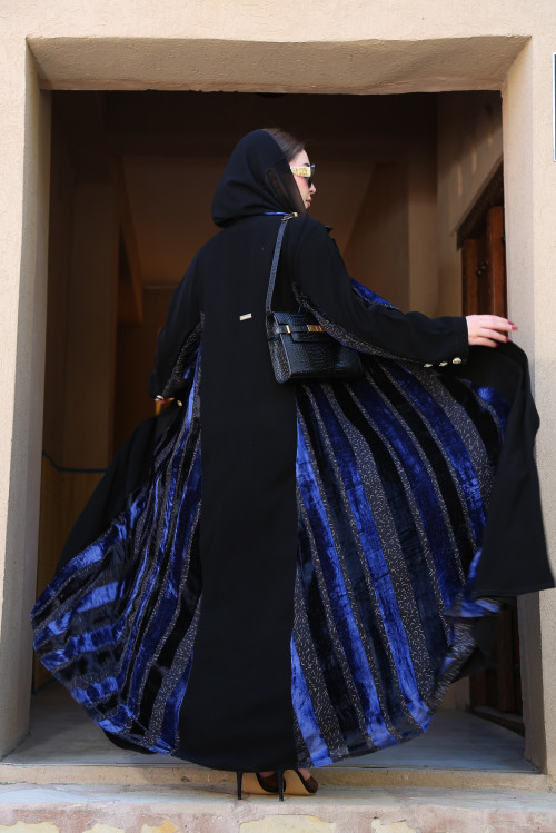 A luxurious blazer abaya mixed with royal blue