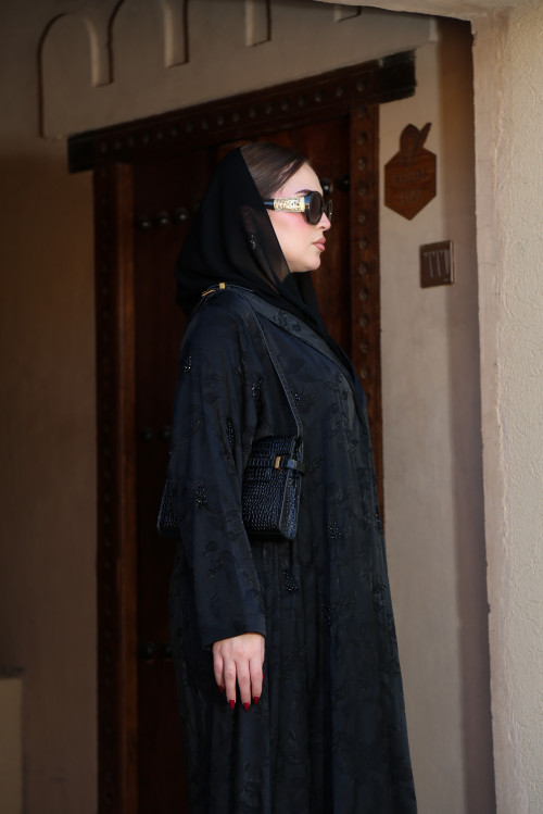 Abaya patterned with stitched flowers