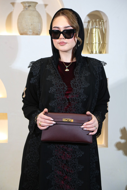 عباية فاخرة بالدانتيل الفرنسي