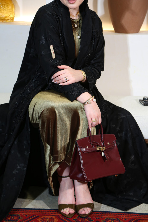 عباية جاكارد مخروزة يدويًا