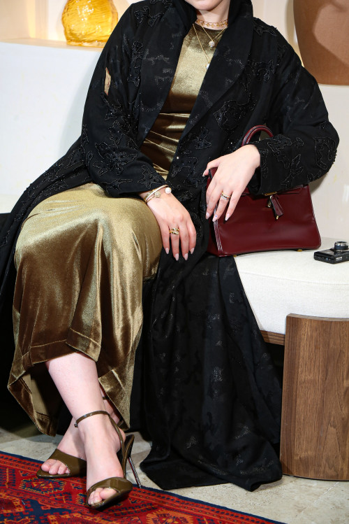 عباية جاكارد مخروزة يدويًا