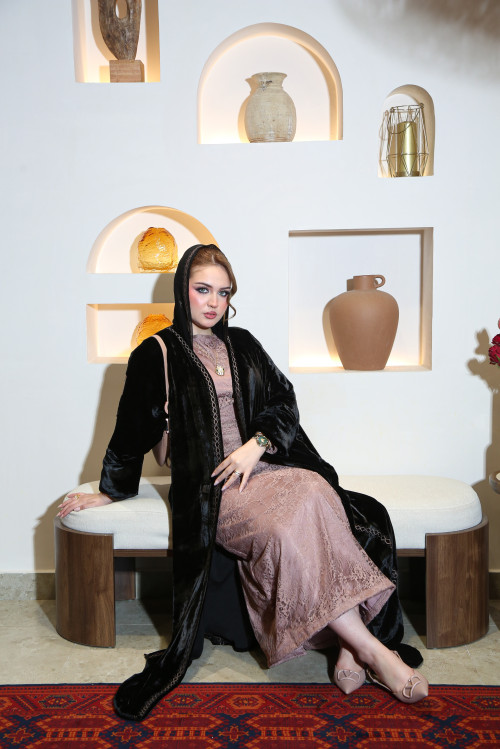 عباية المخمل الأسود