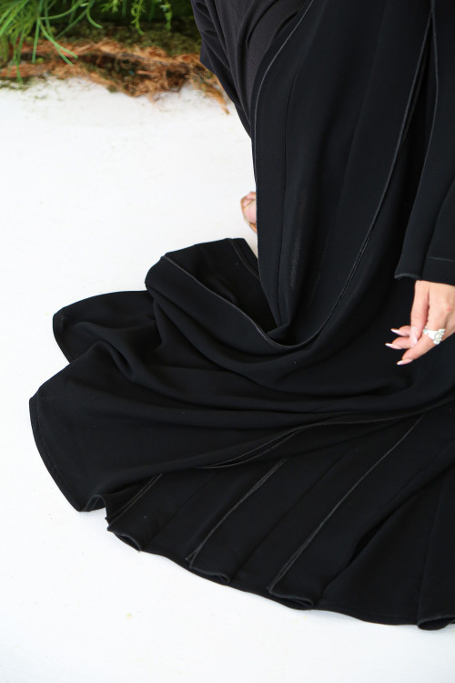 Black abaya made of luxurious crepe