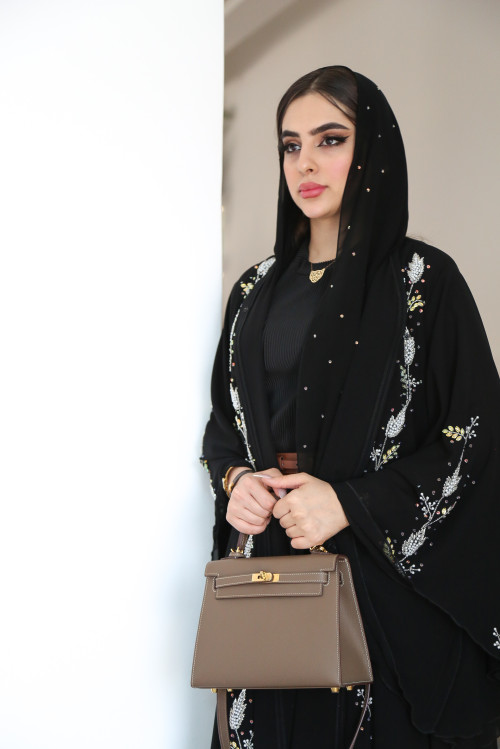 Distinctive abaya with doubtful beads