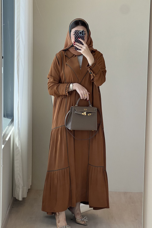 Abaya with gradients in honey color