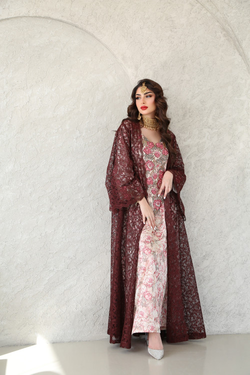 Reddish-brown lace bisht with mokhwar