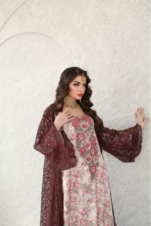 Reddish-brown lace bisht with mokhwar