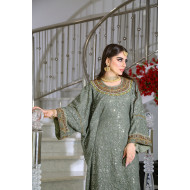 A wide shield embroidered with pearls and crystals in an opaque ruby ​​green colour