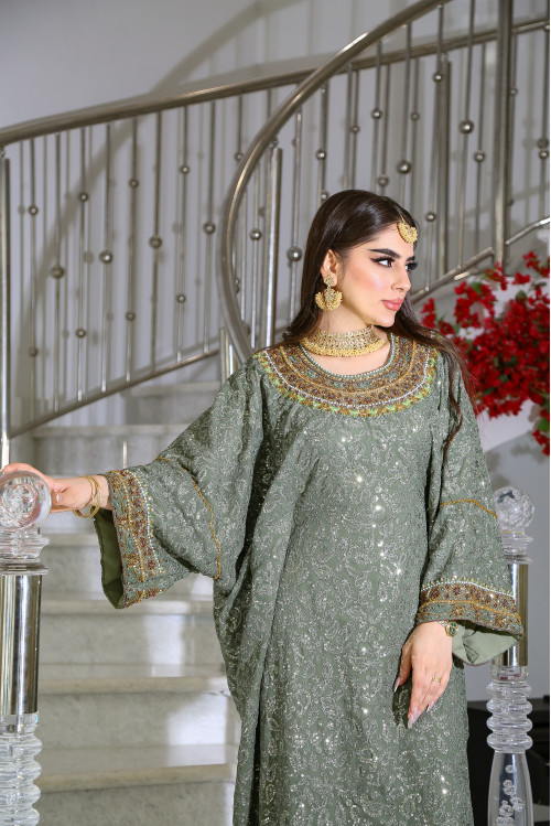 A wide shield embroidered with pearls and crystals in an opaque ruby ​​green colour