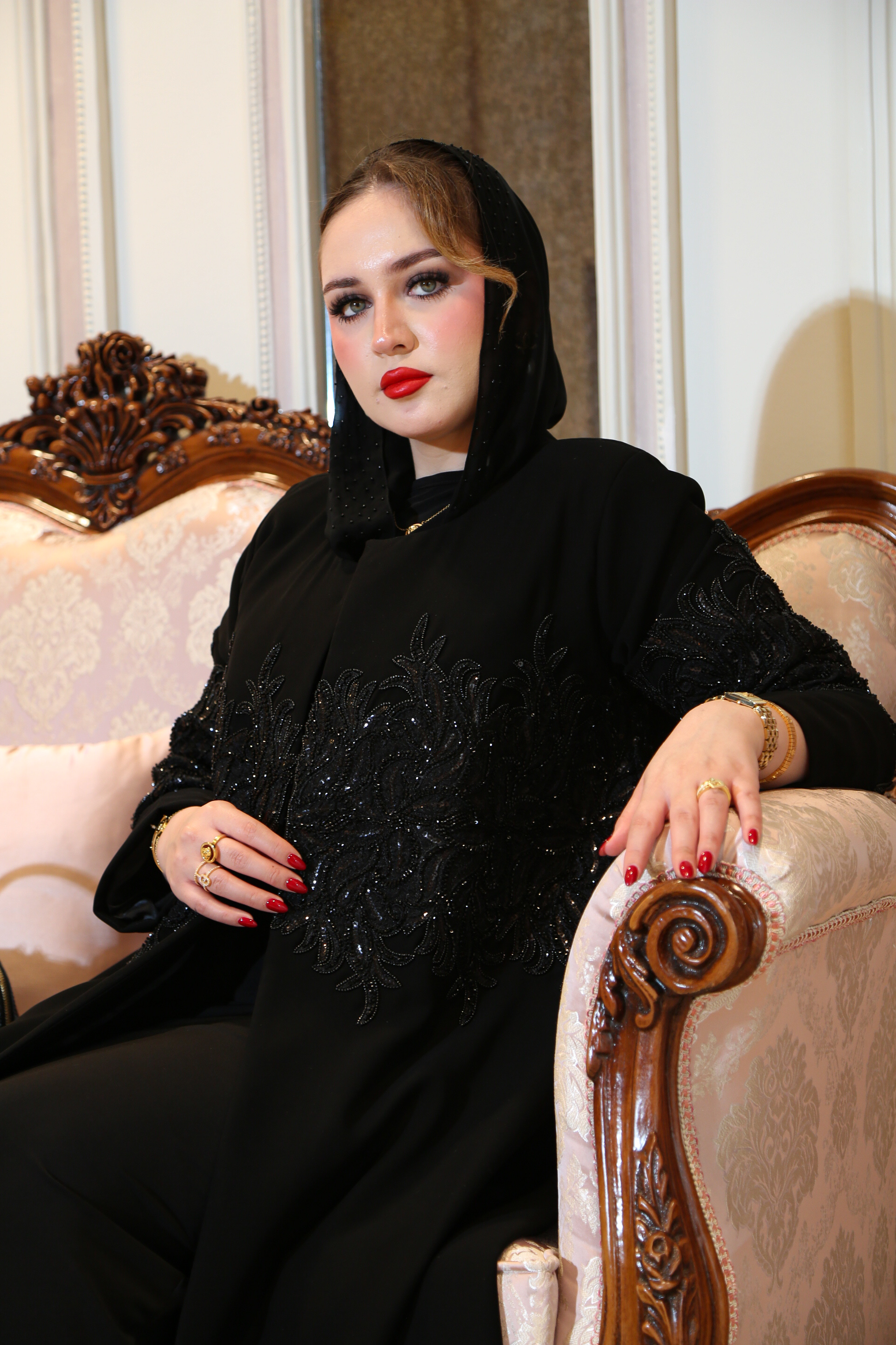 عباية كريب مطفي فاخر بتطريز أسود ممتد من الأمام والخلف