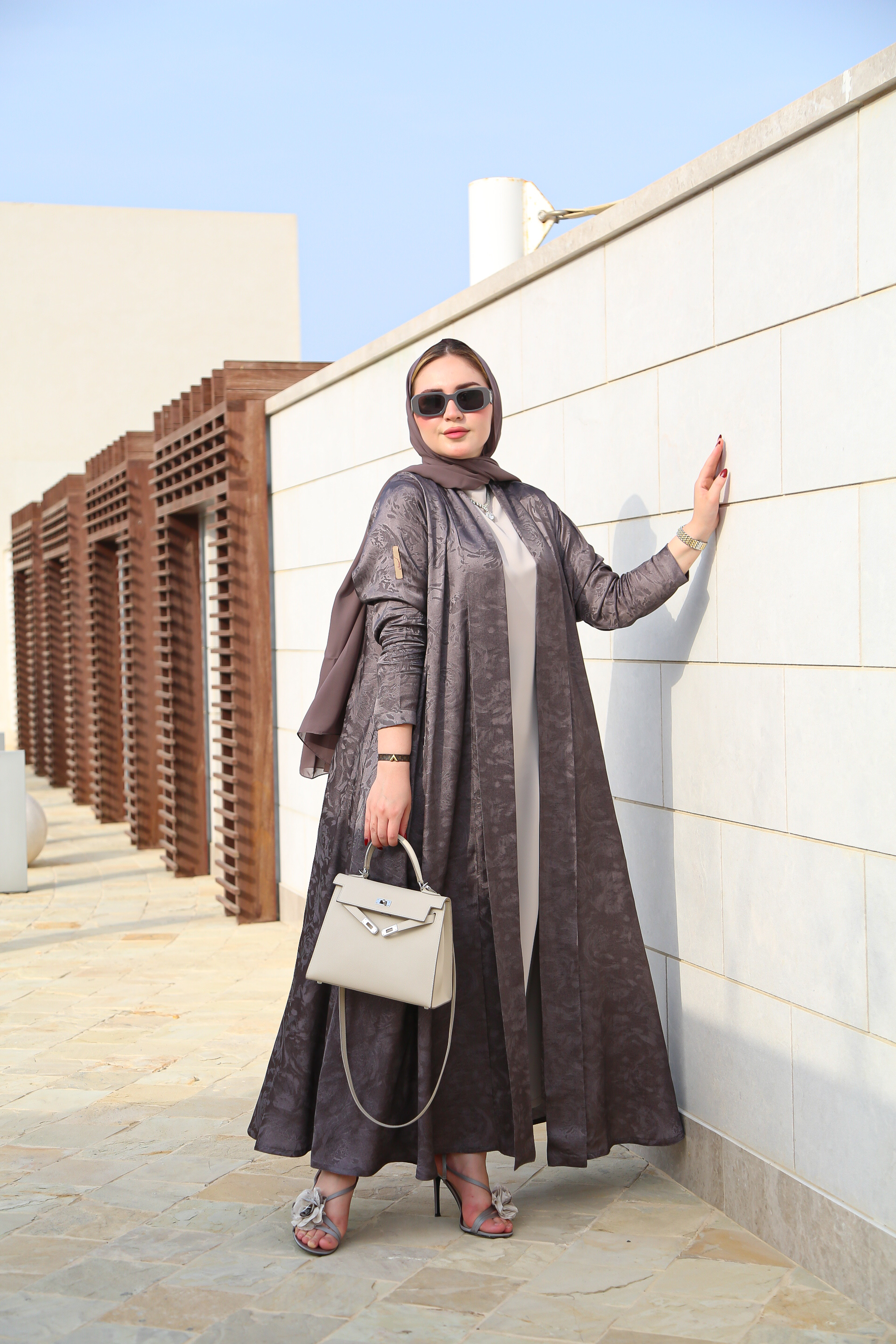 عباية كريب جاكارد منقوشة