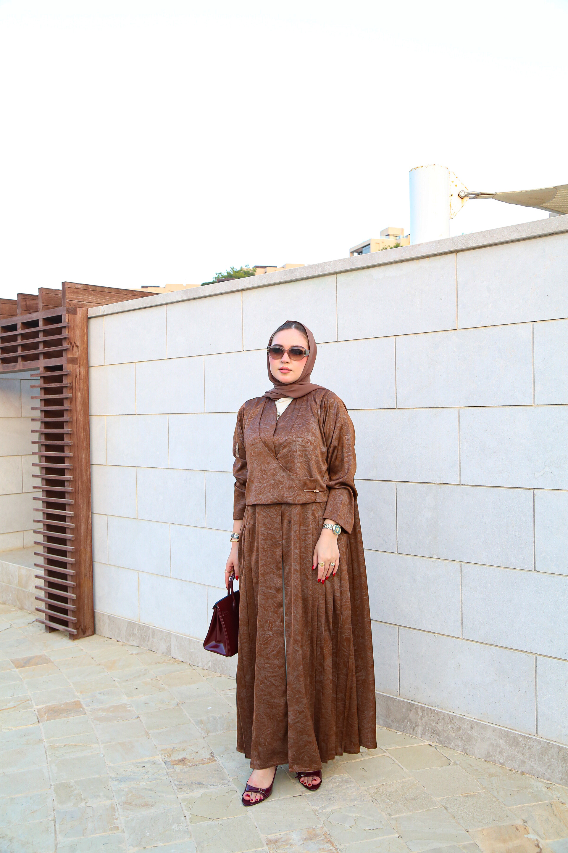 عباية برونزية بقصة مميزة