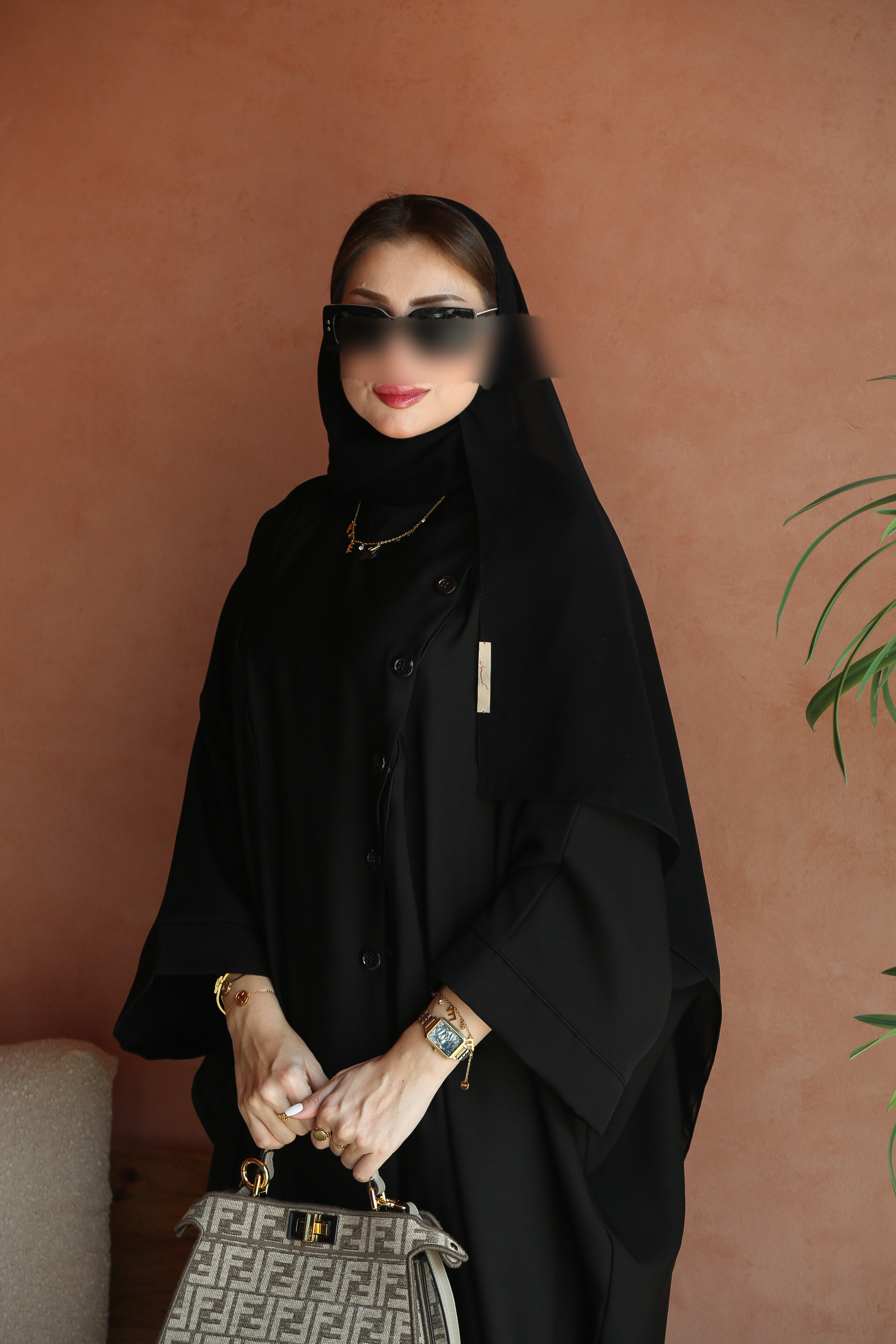 عباية بحريني بالازرار السوداء